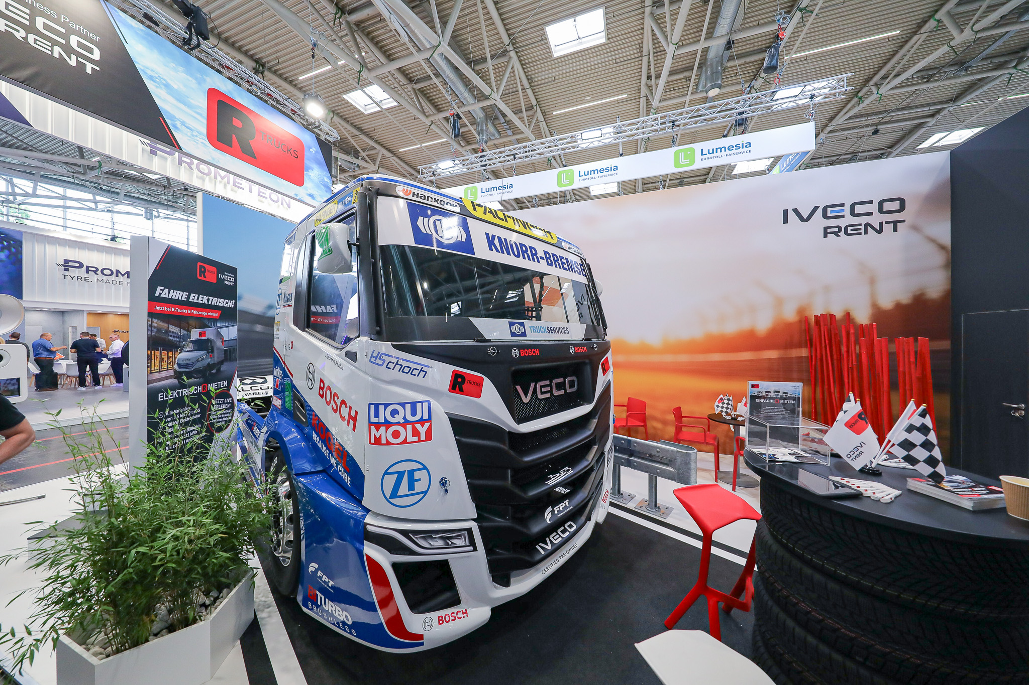 Messestand R-Trucks, ein LKW steht darauf