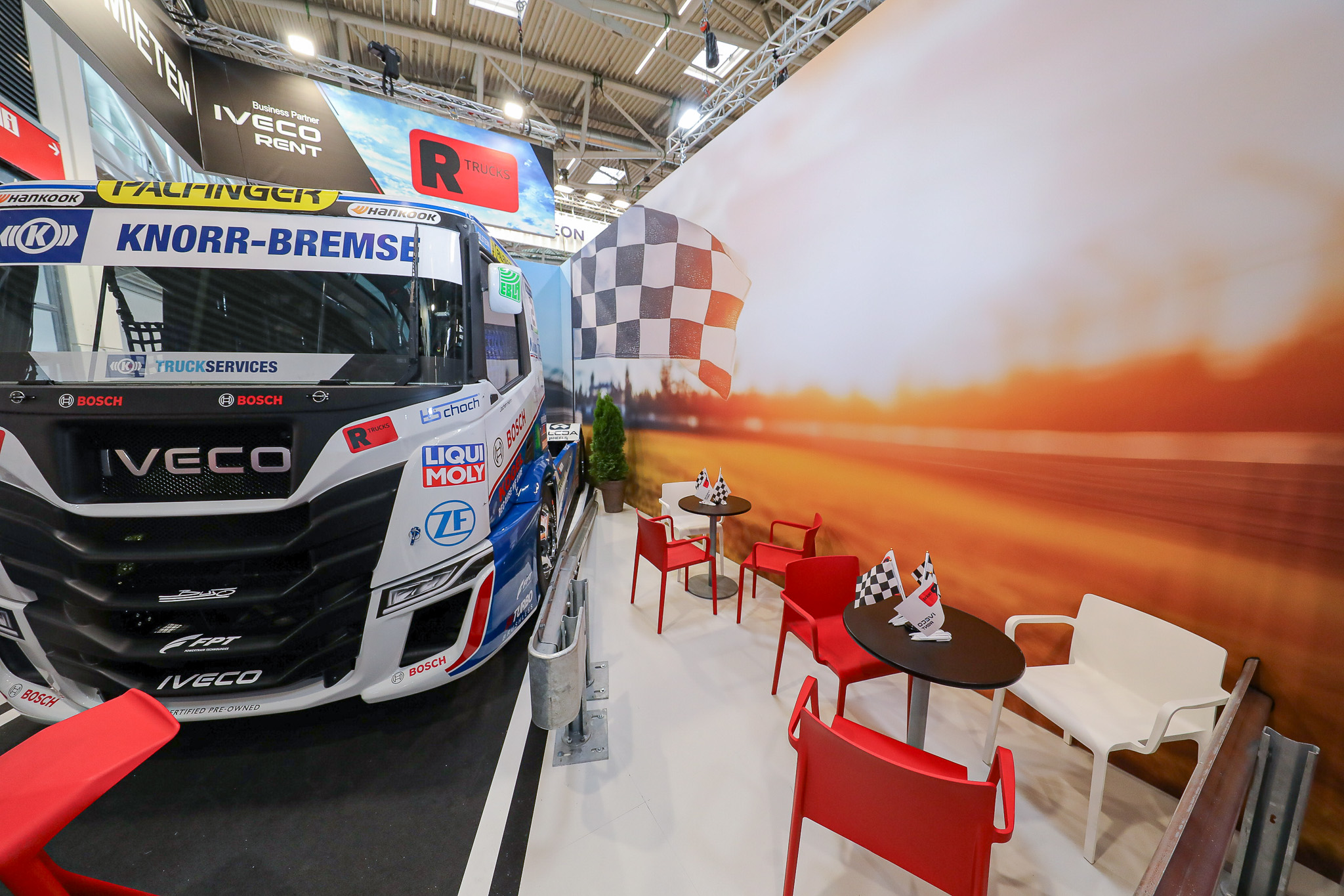 Nahansicht Messestand R-Trucks, ein LKW steht darauf
