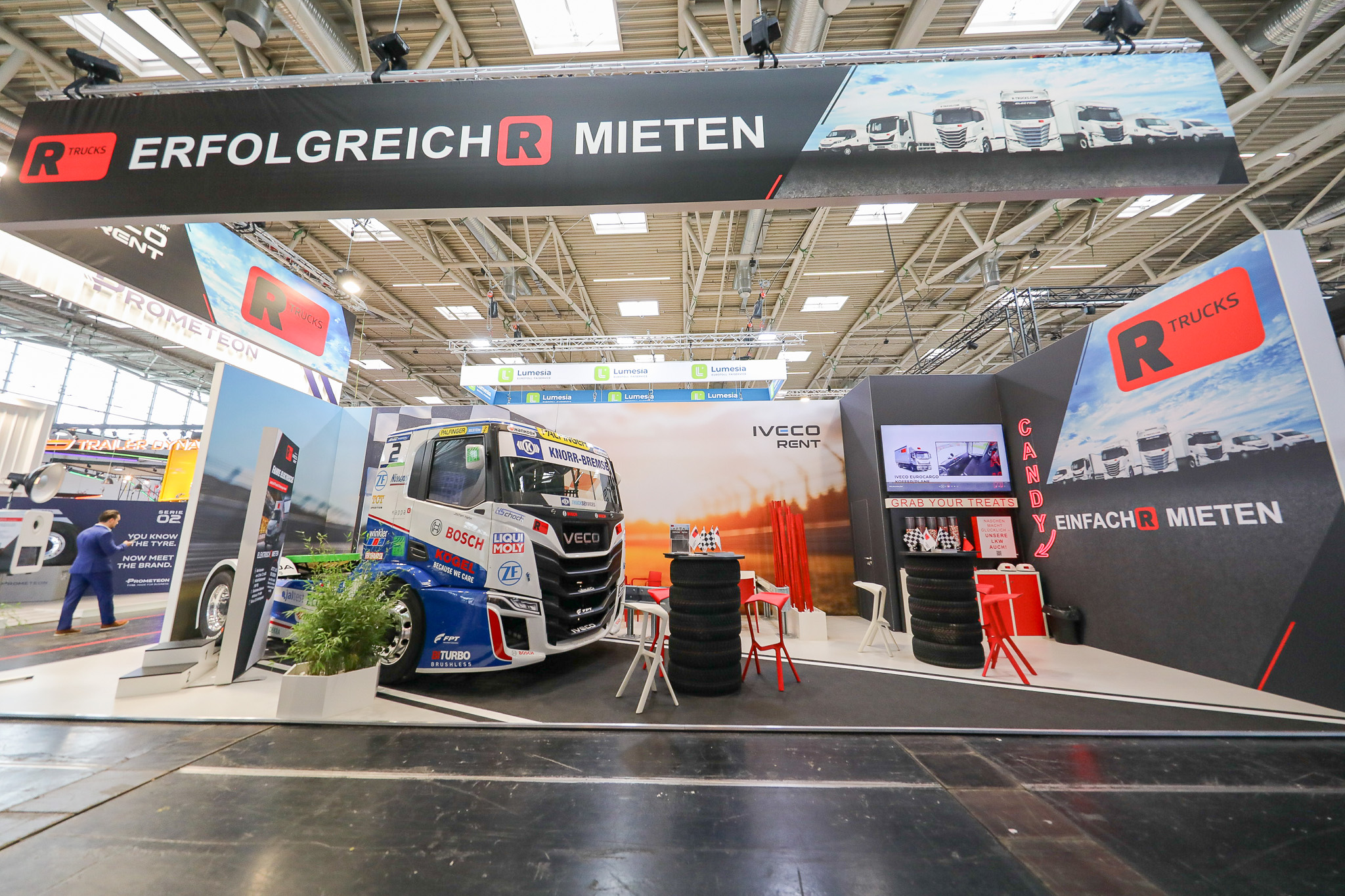 Komplettansicht des Messestands von R-Trucks