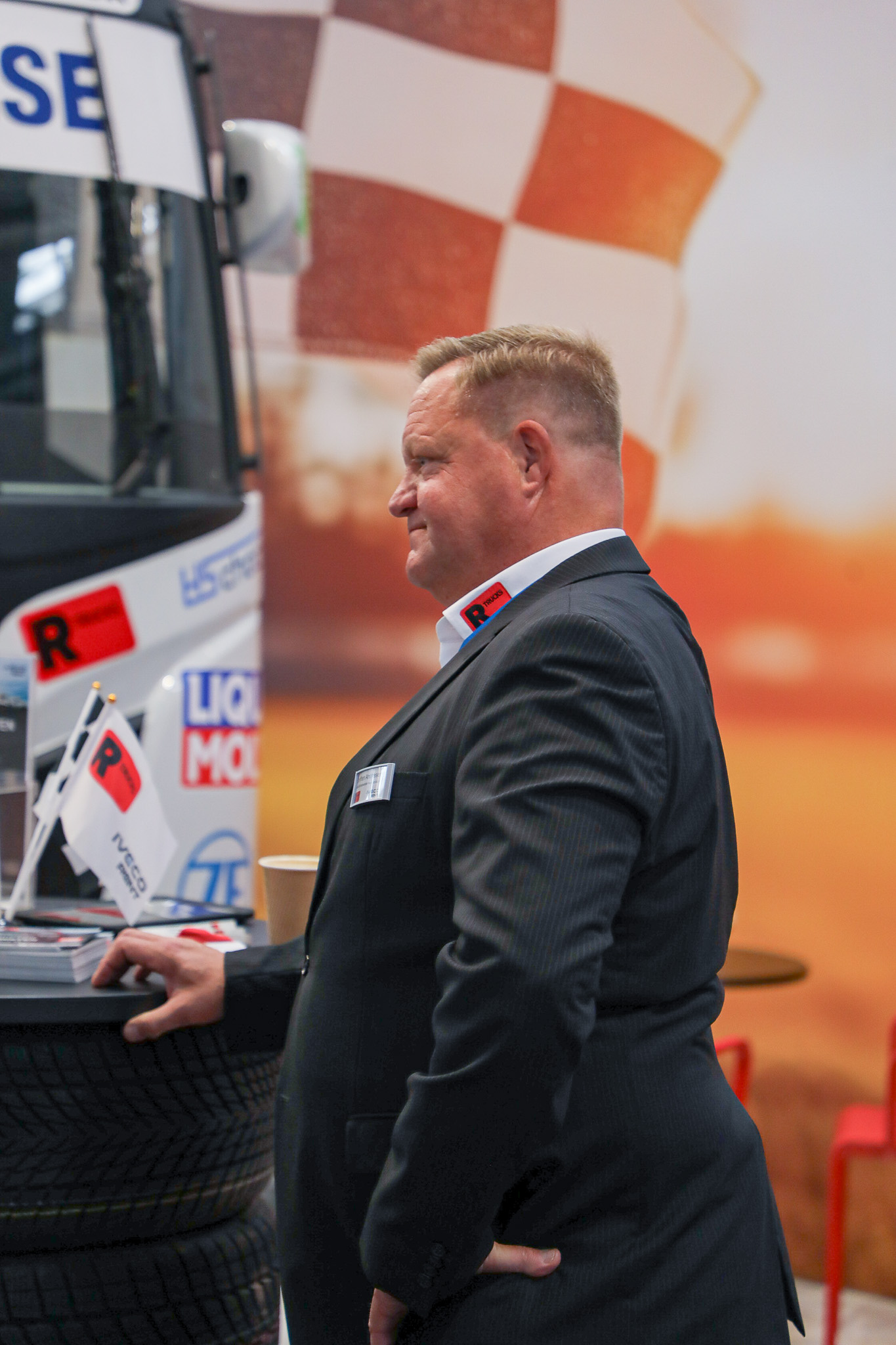 Ein Mann lehnt sich auf einem Tisch aus Reifen