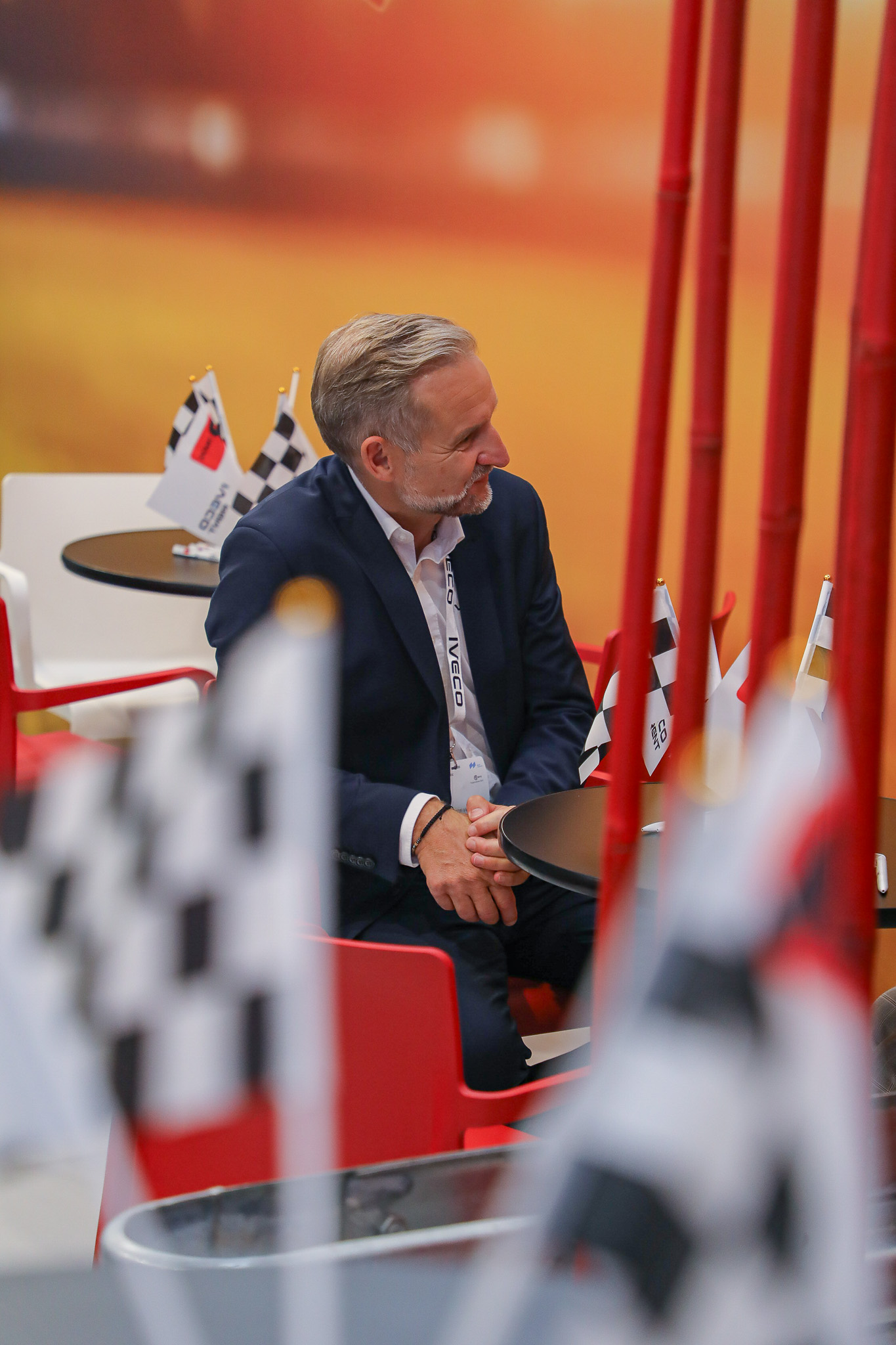 Ein Mann sitzt auf dem Messestand von R-Trucks