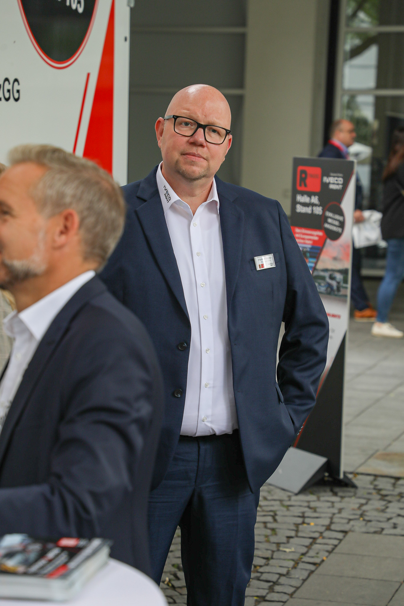Ein Mann blickt verträumt in die Ferne, während er auf der Transport Logistic Messe steht