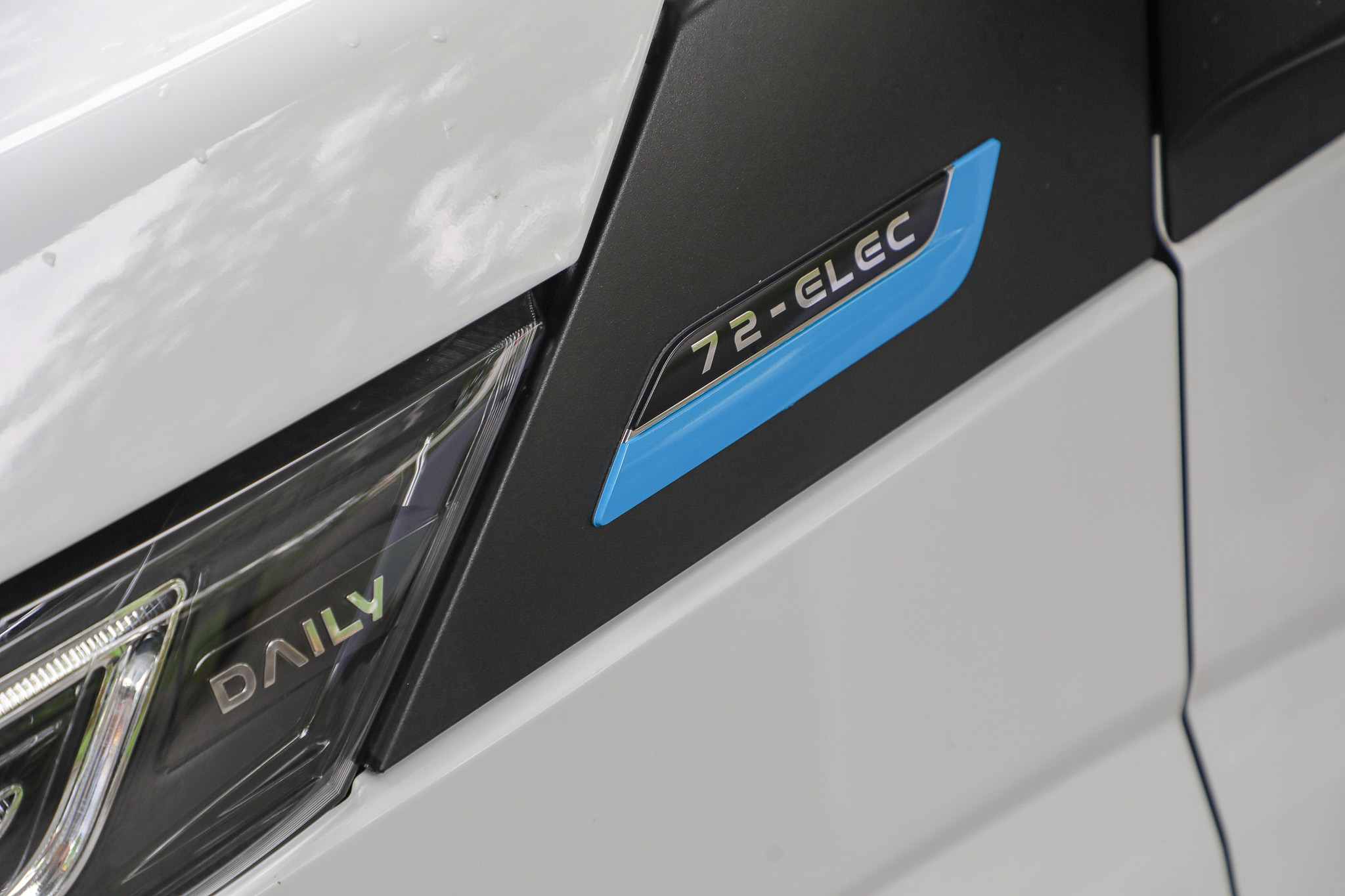 Close-Up der Seitenansicht eines IVECO e-Dailys