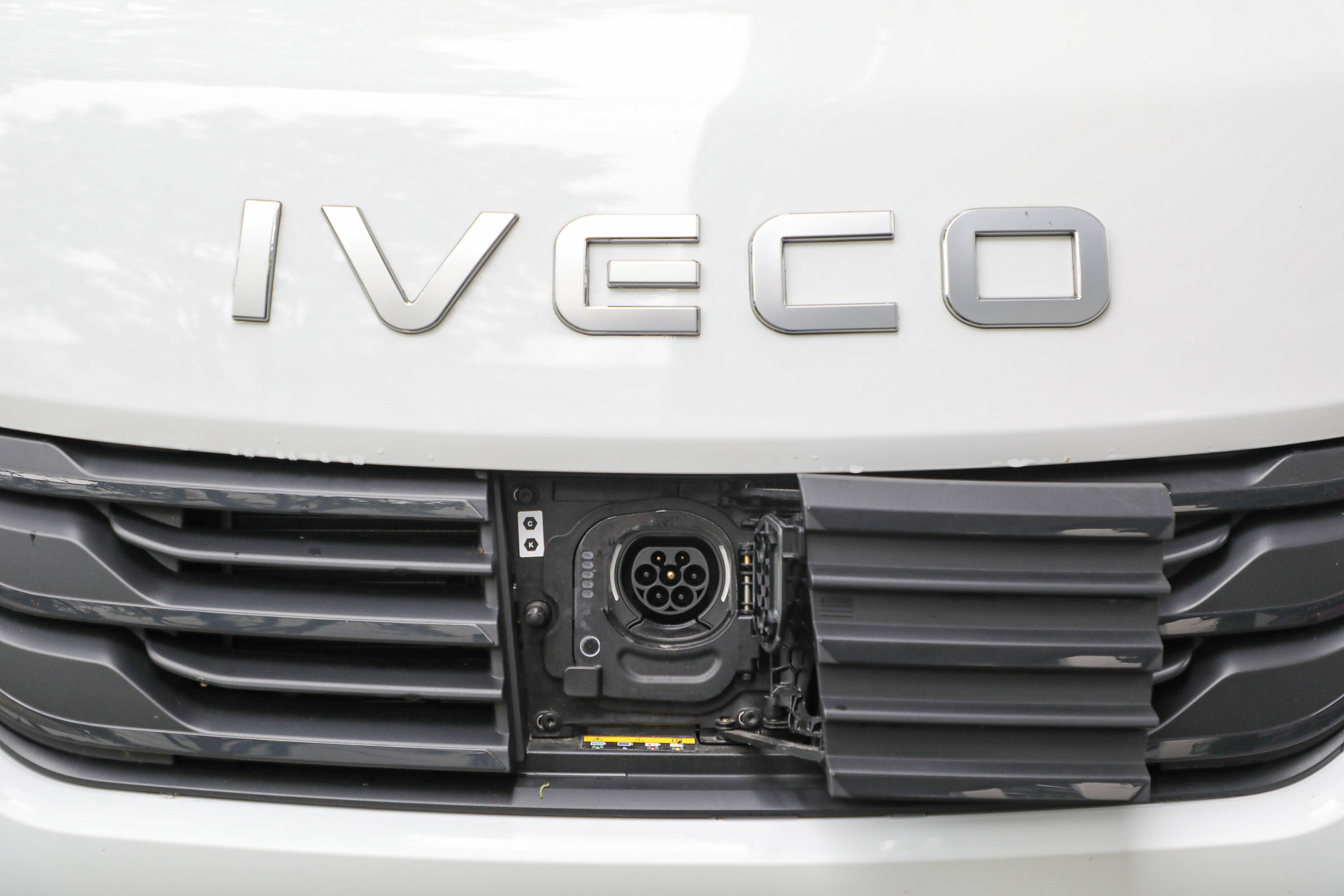Close-Up der Nachladebuxe eines elektrischen IVECO-Trucks