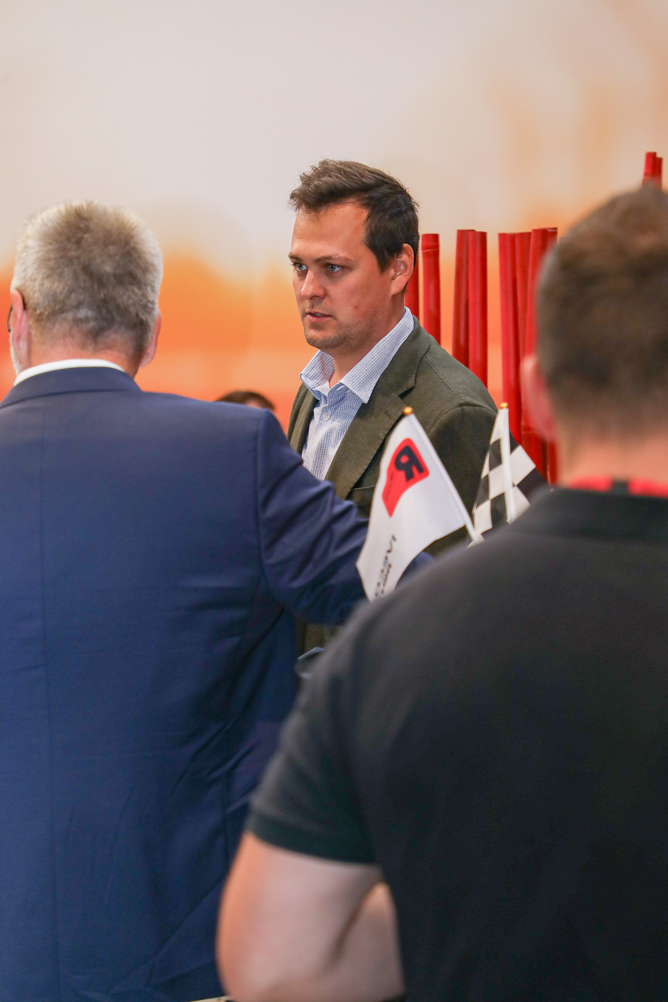 Mehrere Besucher stehen auf dem Messestand von R-Trucks