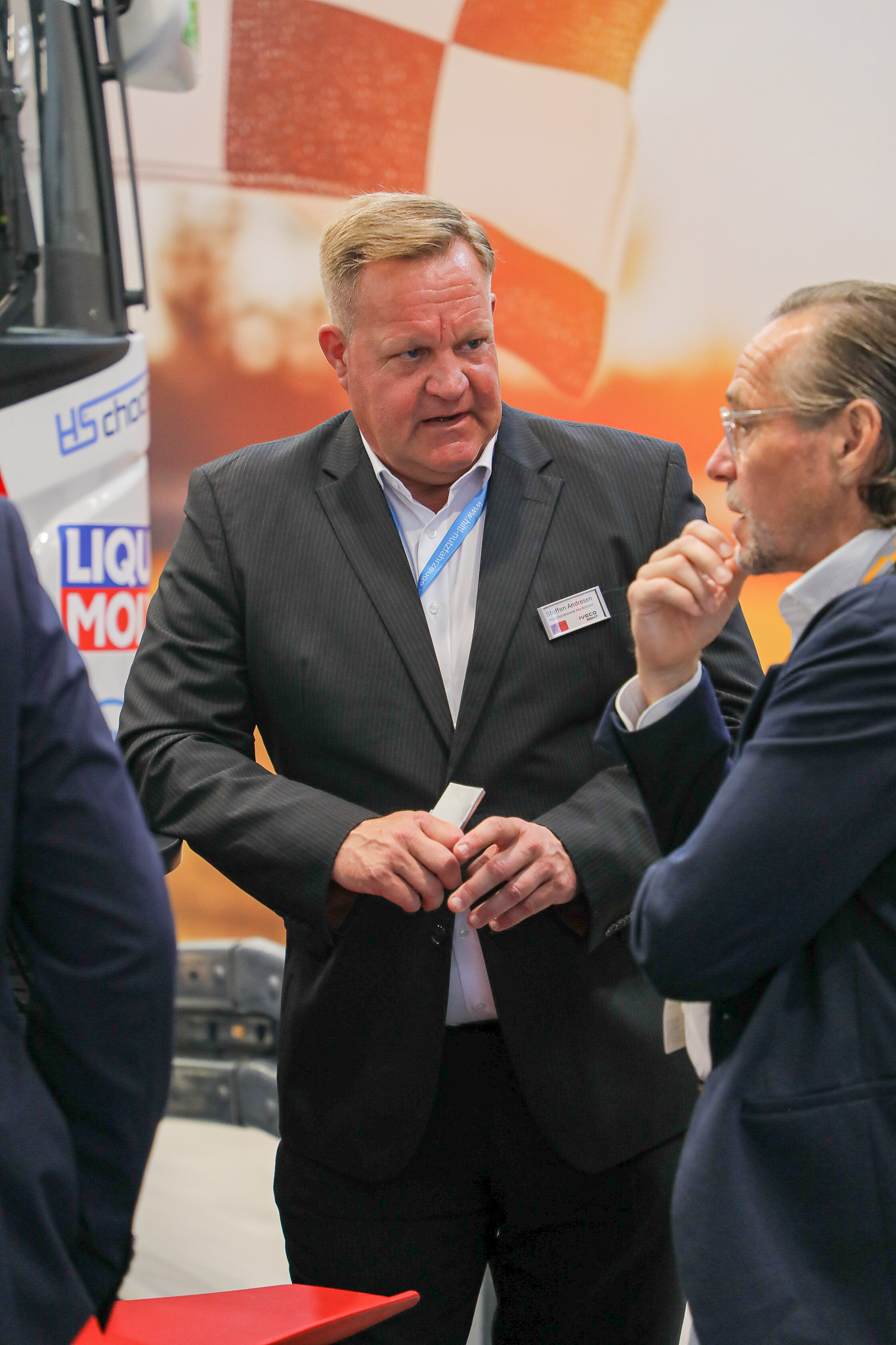 Mehrere Personen stehen auf dem Messestand von R-Trucks