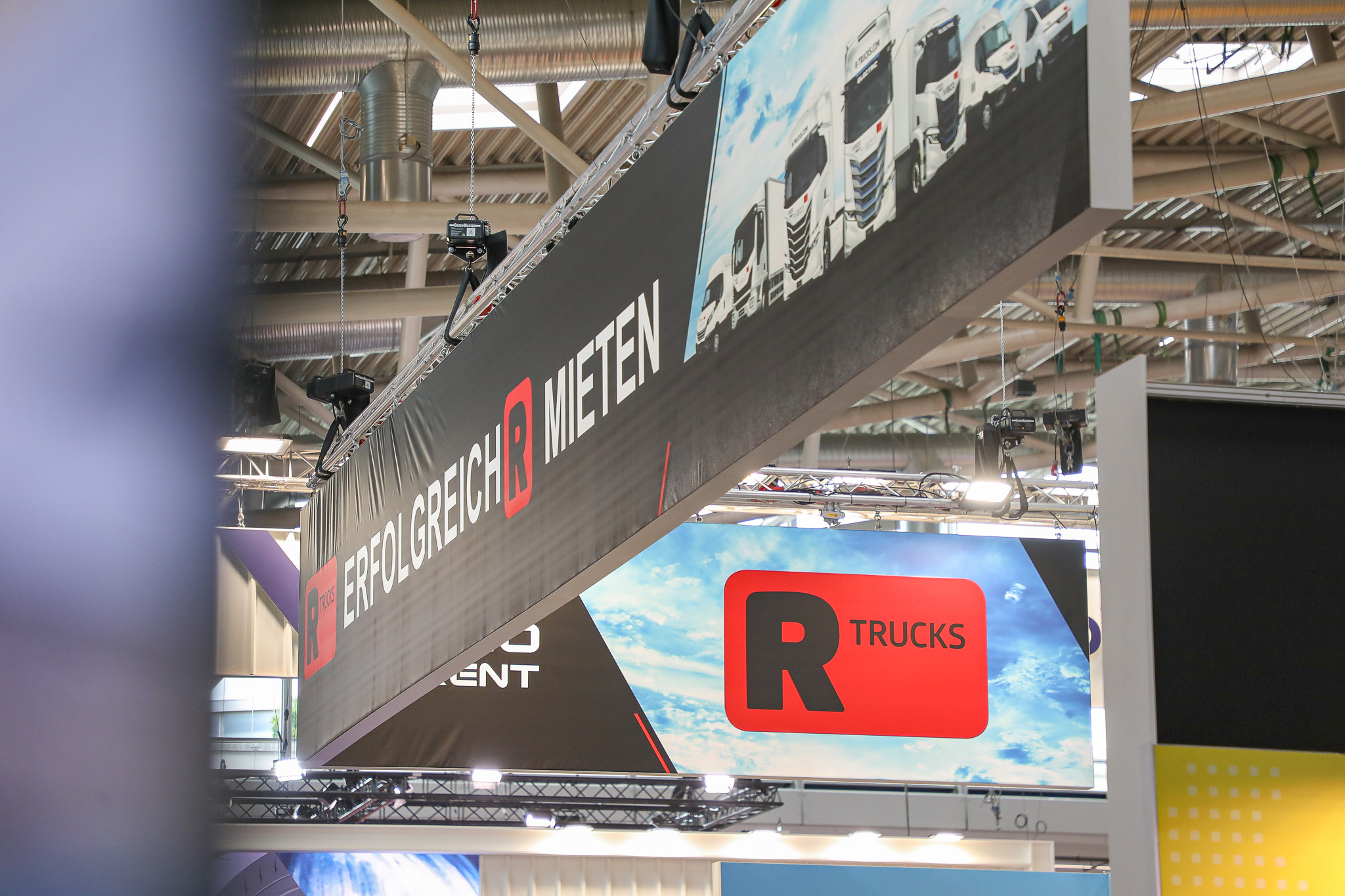 Slogan "Einfach-R Mieten" auf dem Messestand von R-Trucks