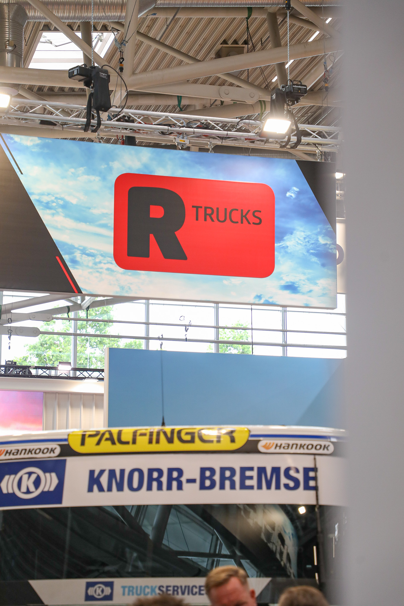 R-Trucks-Logo auf Messestand
