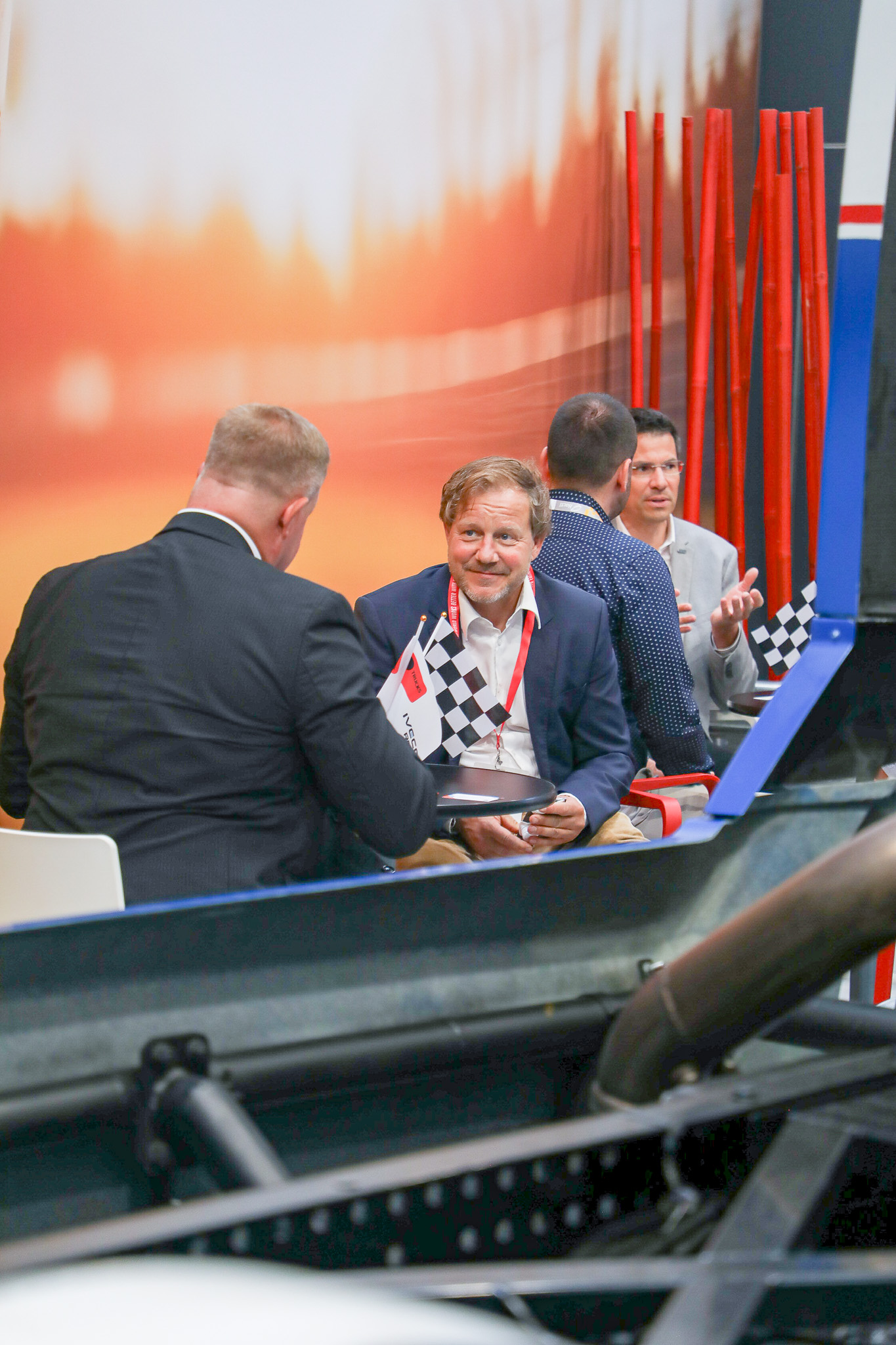 Ein Mann schmunzelt auf dem Messestand von R-Trucks