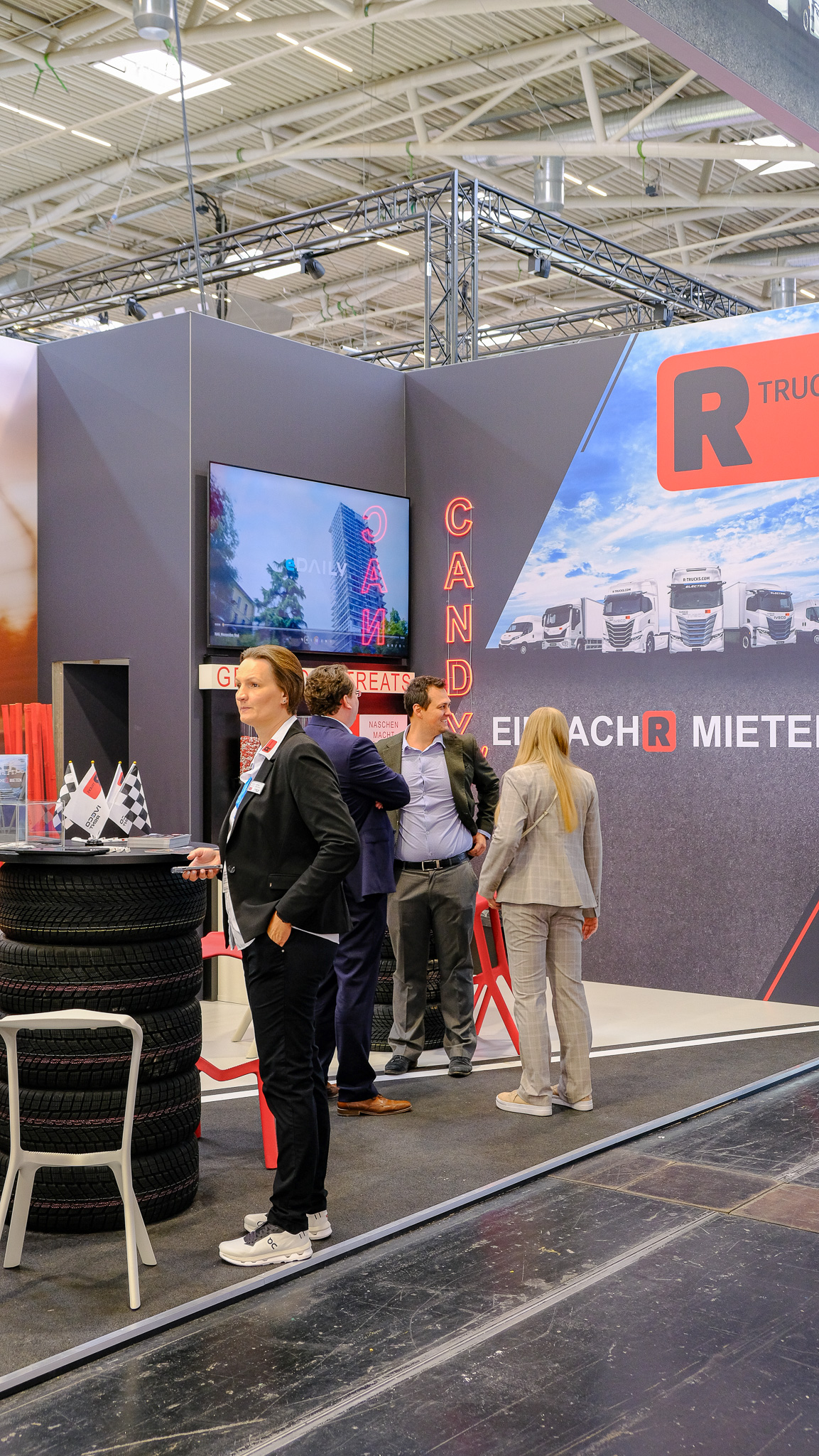 Mehrere Besucher auf dem Messestand von R-Trucks