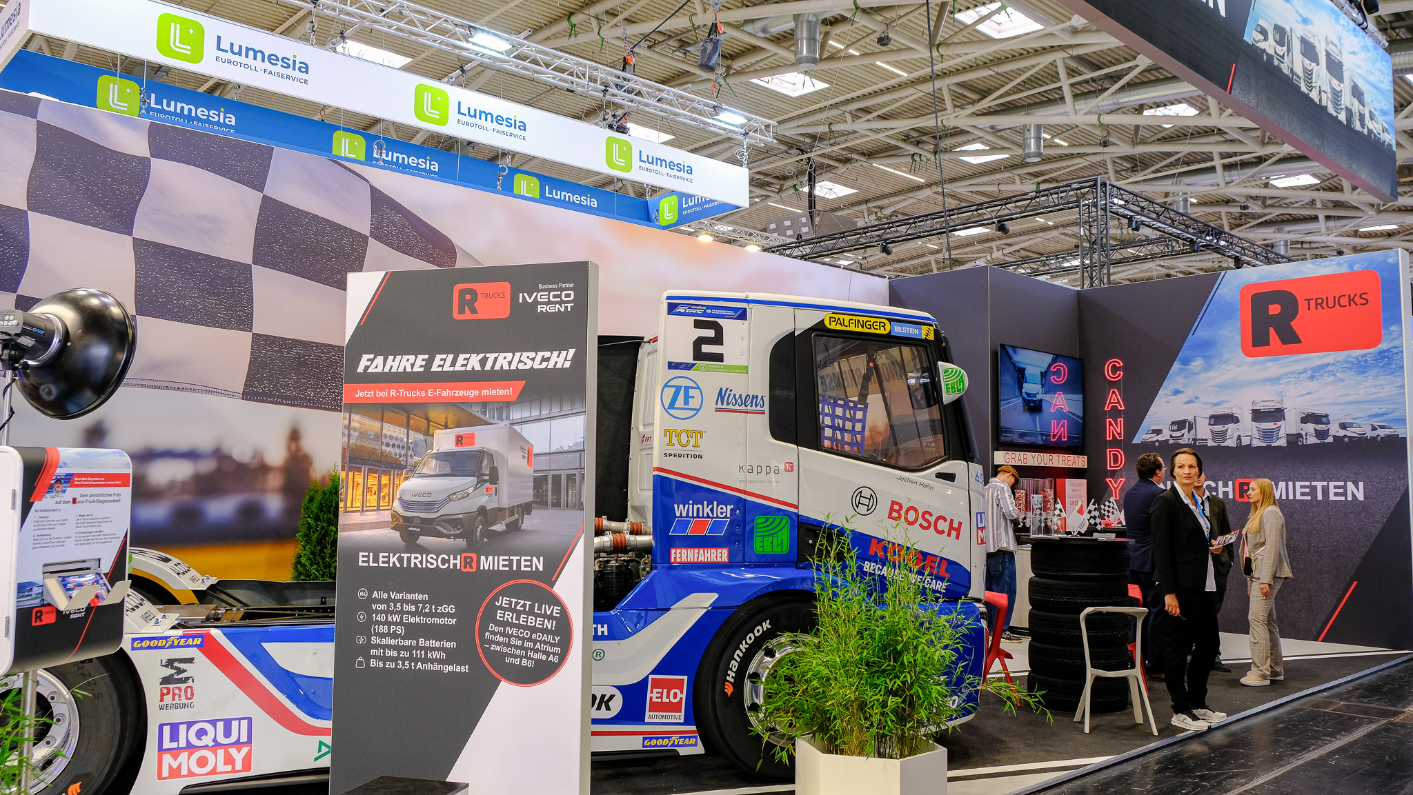 Der Messestand von R-Trucks mit LKW