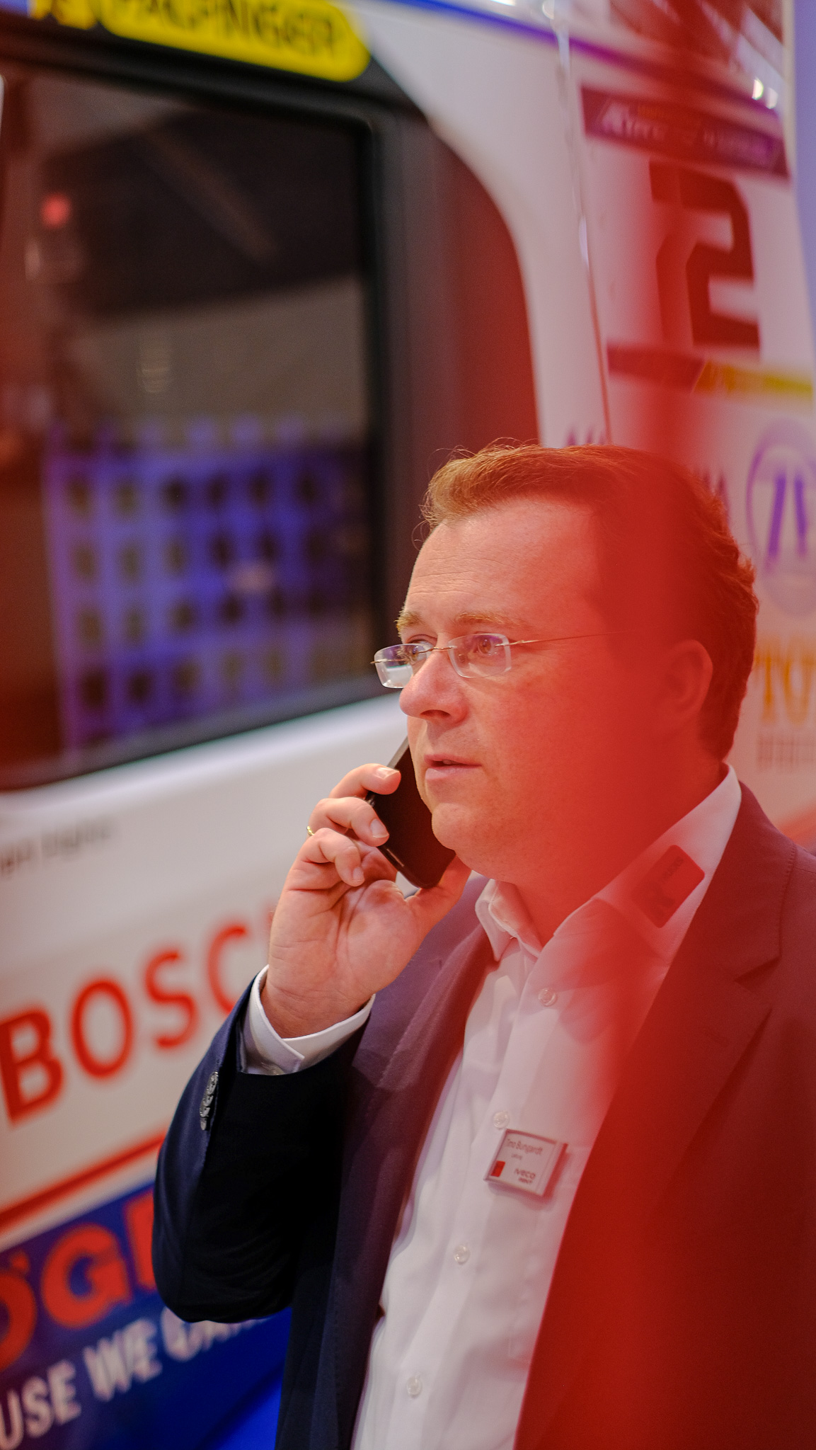 Ein Mann telefoniert auf der Messe