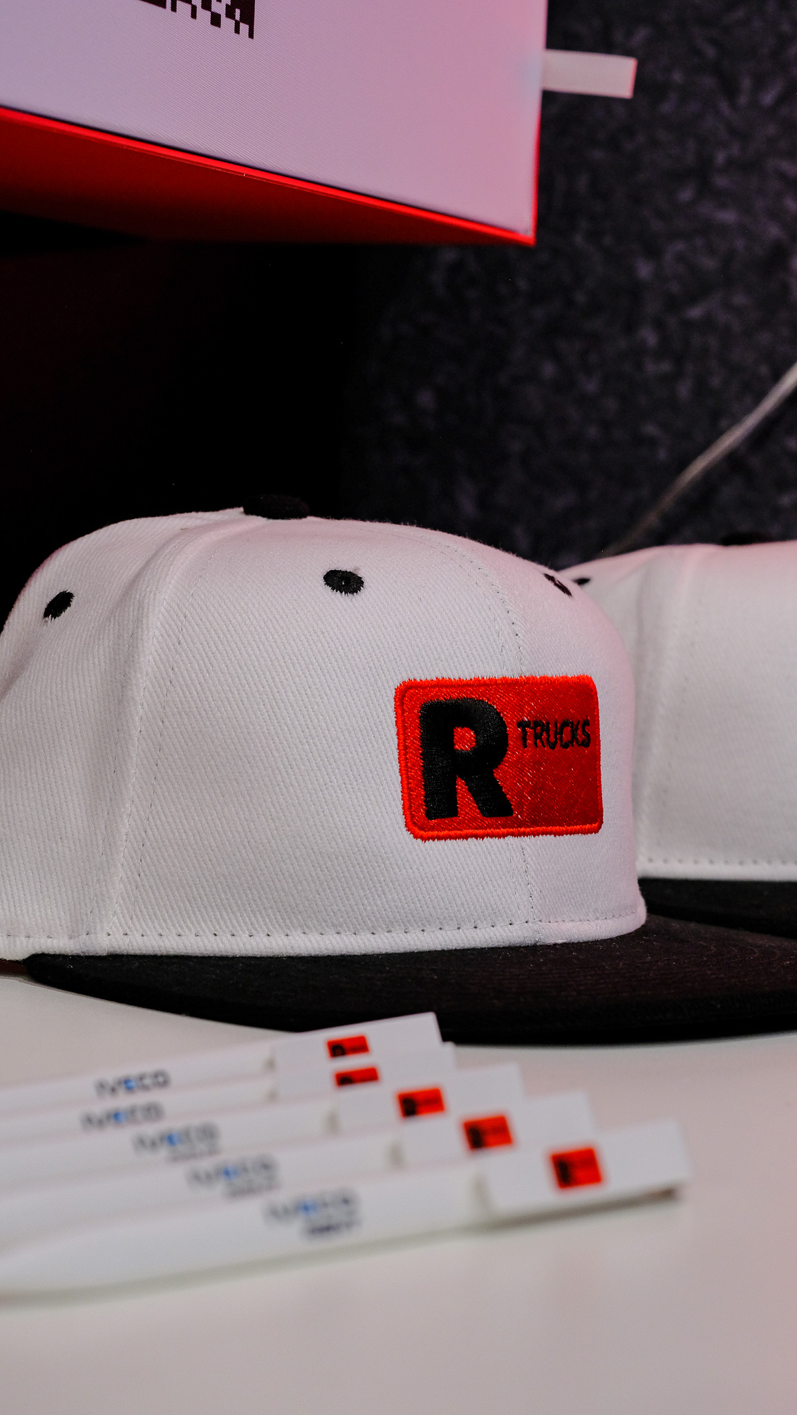 Mehrere Caps, auf denen R-Trucks steht