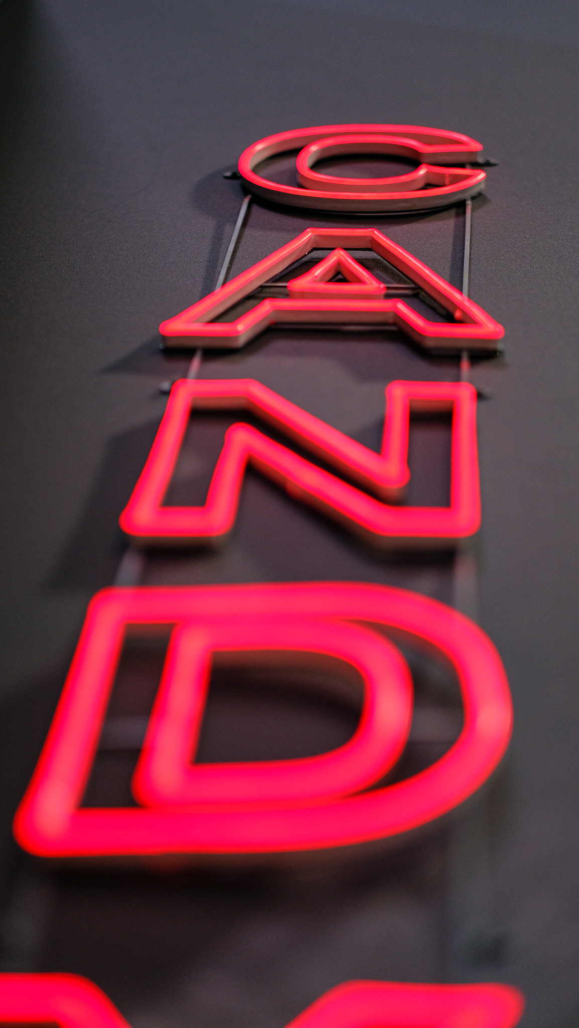 Close-Up von einem Candy-Neonschild