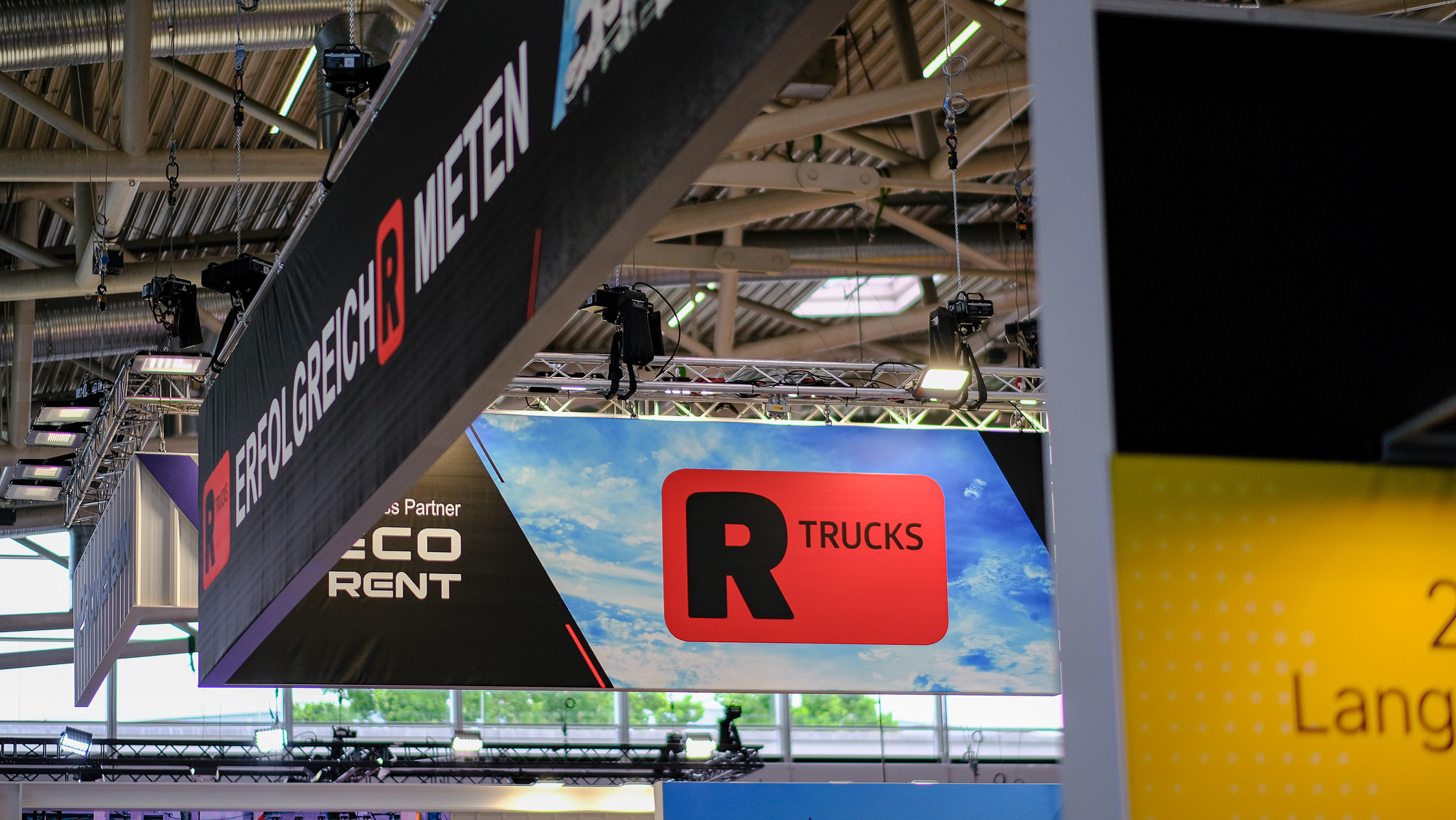 Das Logo von R-Trucks auf dem Messestand