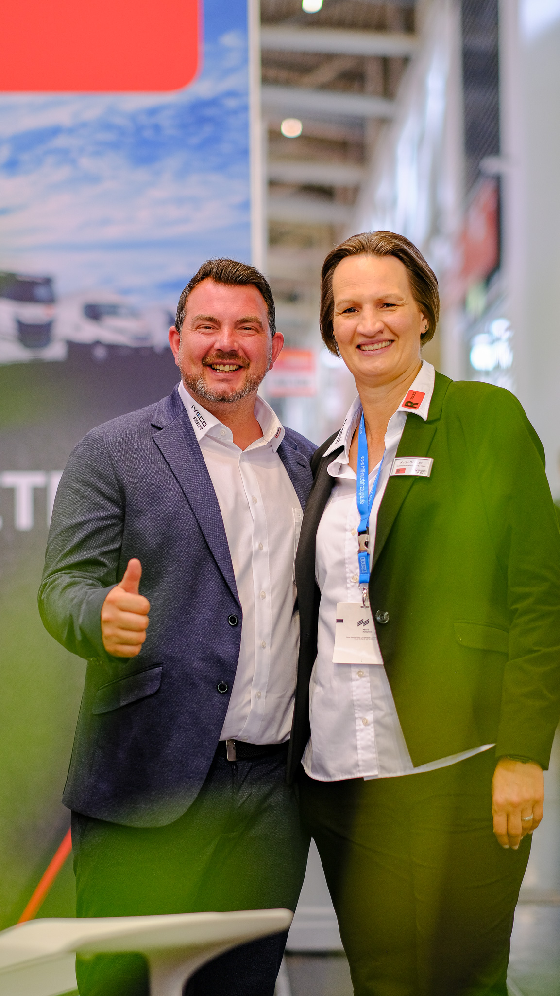 Zwei Personen posieren glücklich für ein Foto