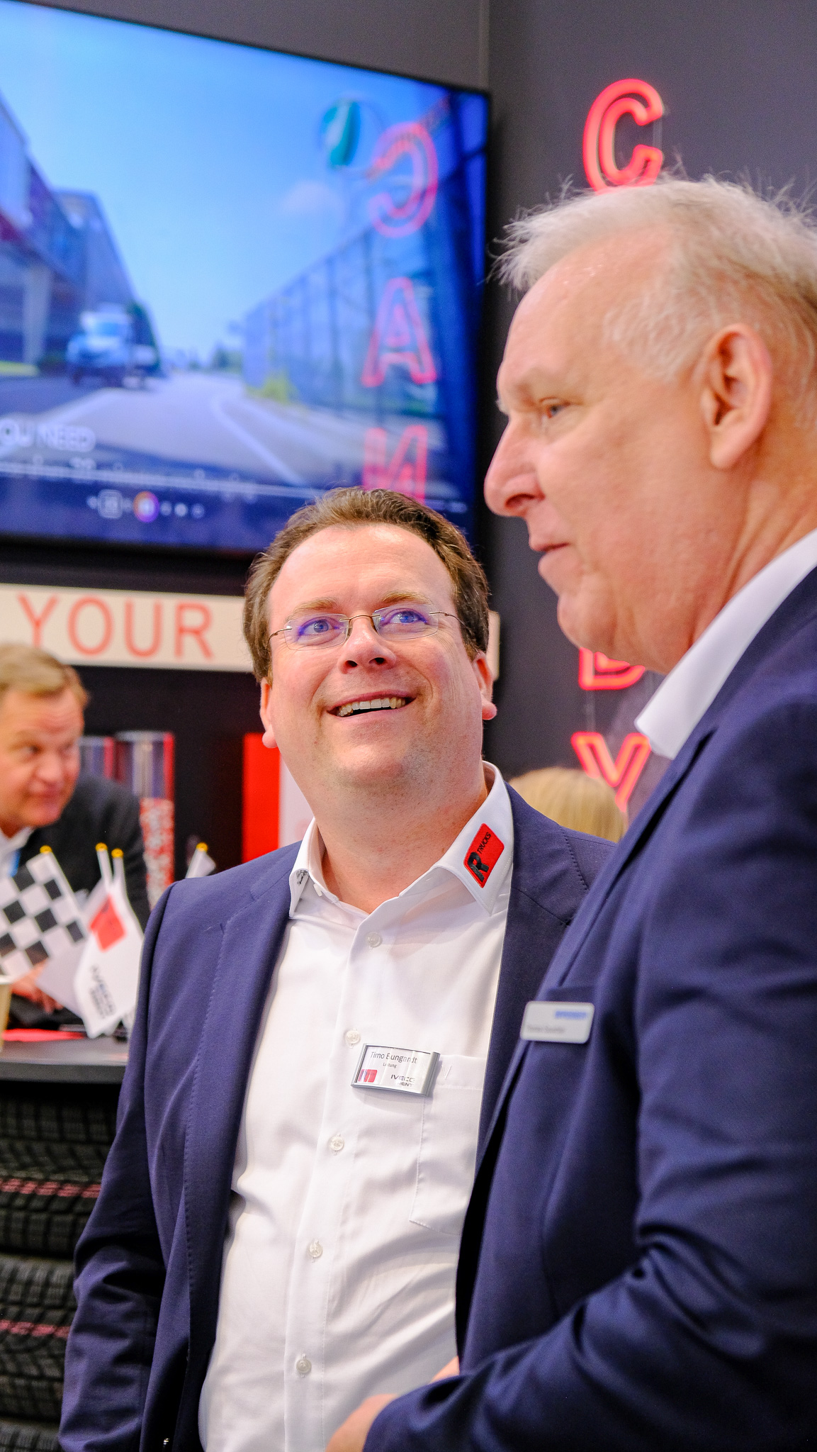 Ein Mann lacht glücklich