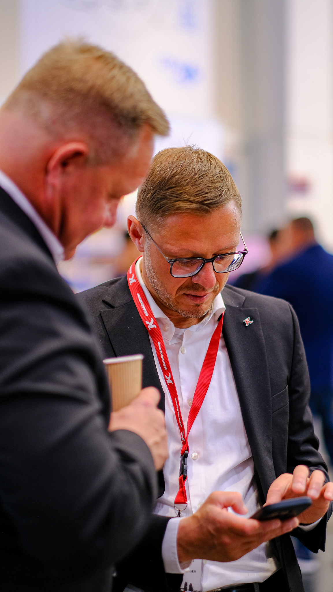 Ein Mann blickt vertieft auf sein Smartphone