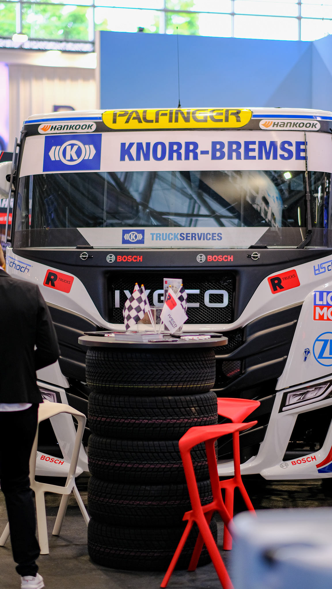 Der Race-Truck auf dem Messestand von R-Trucks von vorne