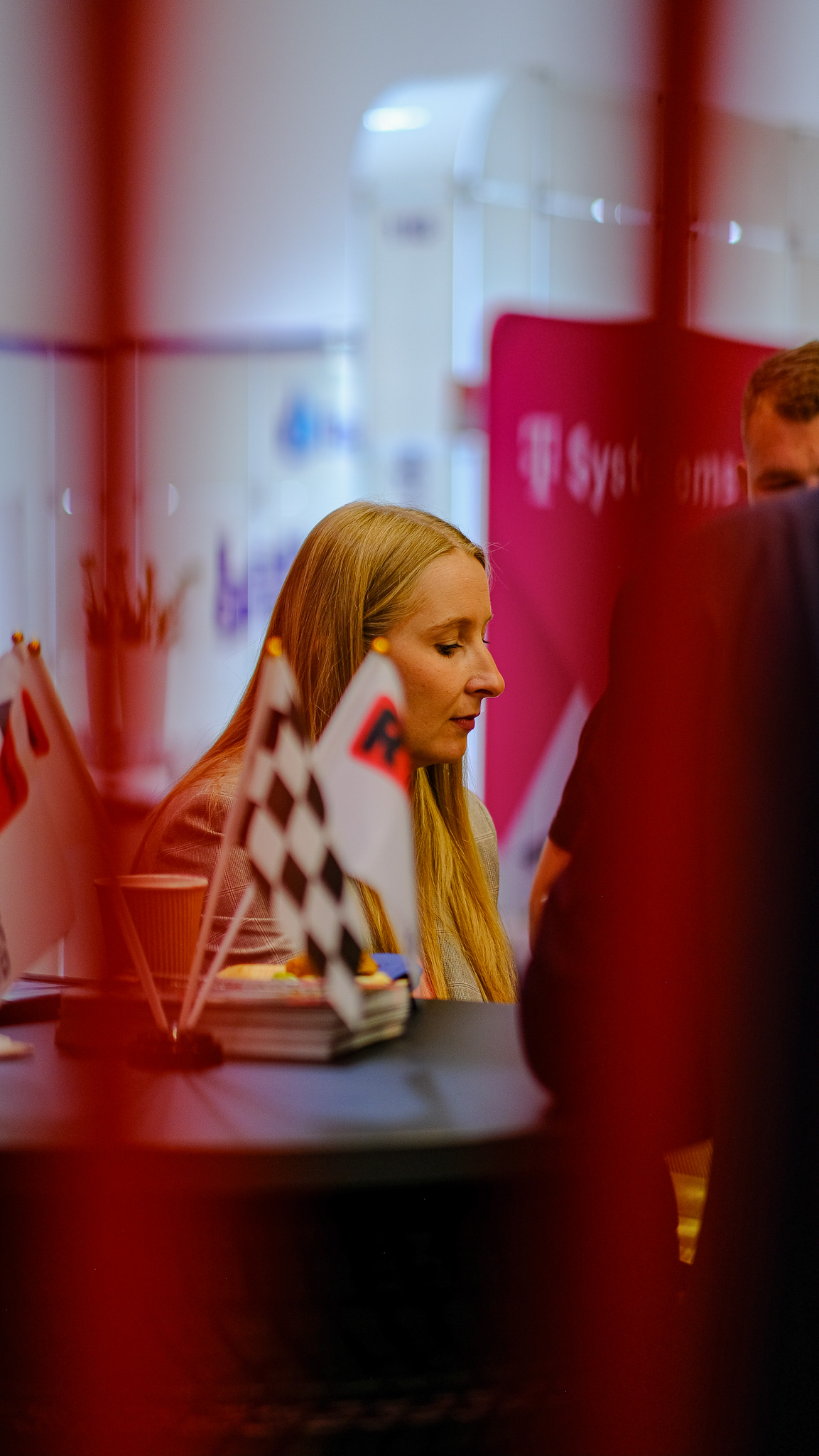 Eine Frau blickt konzentriert in die Luft