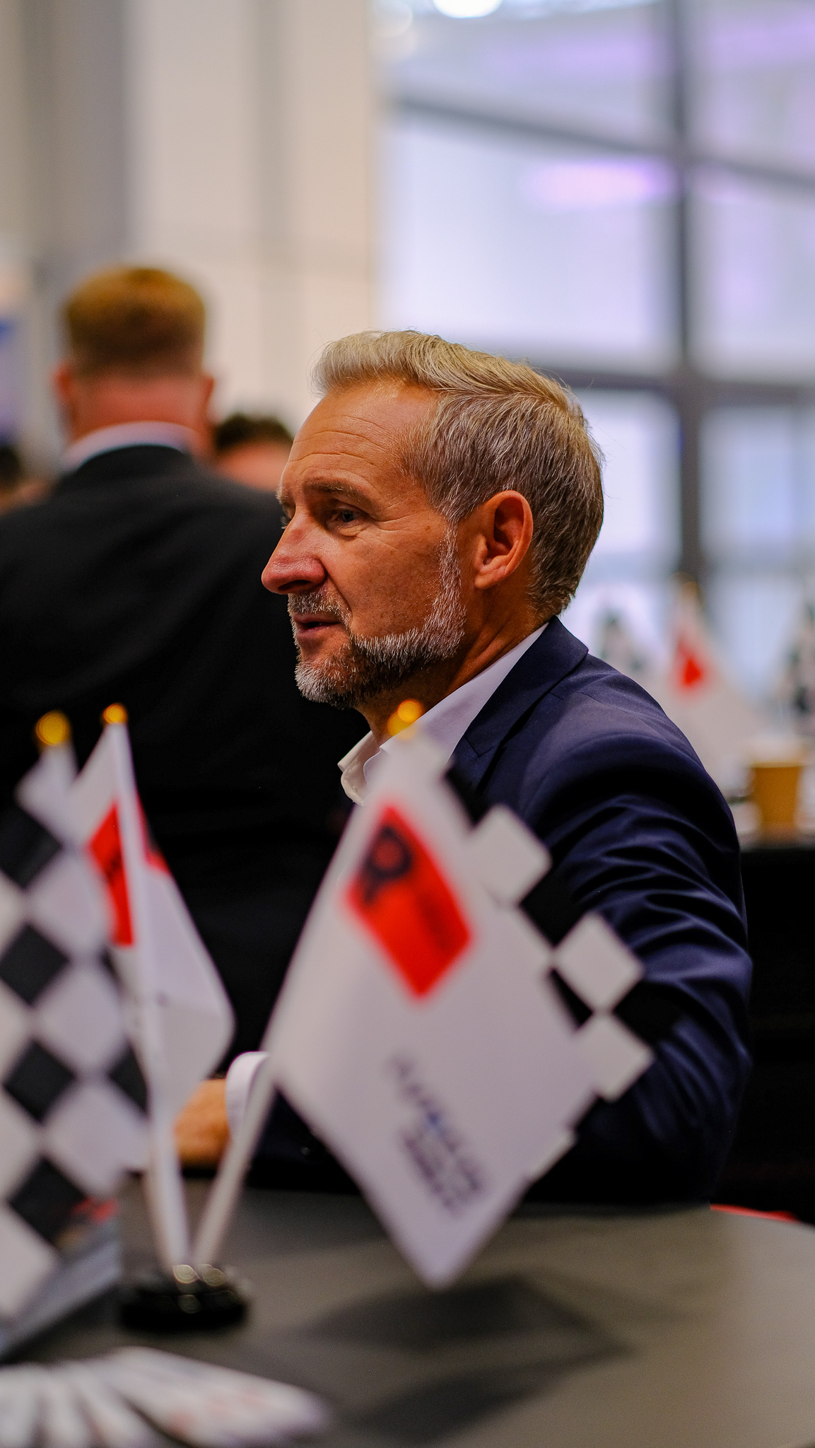 Ein Mann mit Bart unterhält sich mit jemandem